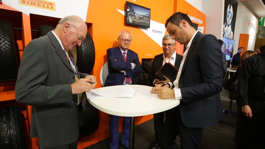 Signature partenariat Allopneus et FFVA