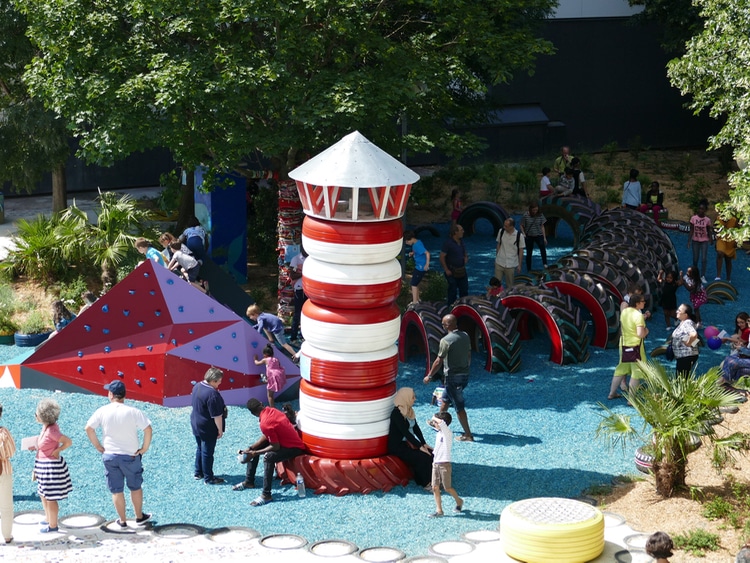 Phare blanc et rouge en pneumatiques recycles pour l'aire de jeux du 14eme arrondissement de Paris