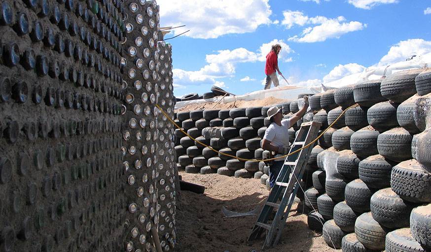 Earthship ou géonef, maison écologique en pneus et canettes usagées