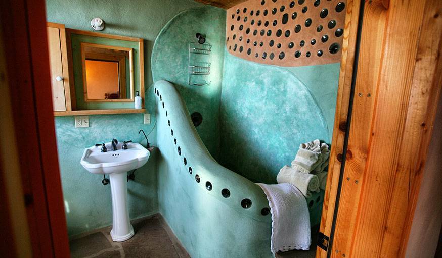 Earthship ou géonef, maison écologique construite avec des pneus et des canettes