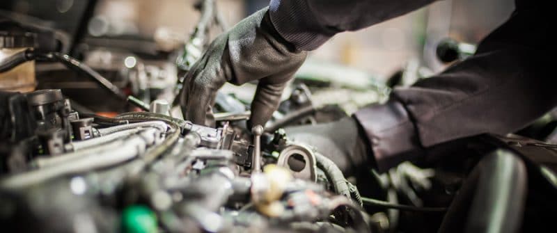 Le changement d'une courroie de distribution d'une voiture dans un garage automobile