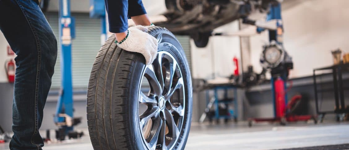 Un changement de roue dans un garage auto