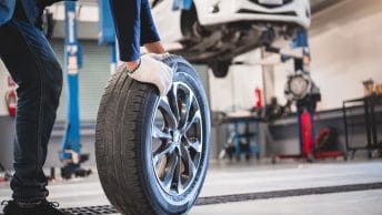 Un changement de roue dans un garage auto