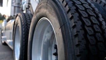 Un pneu de camion aillant déjà roulé