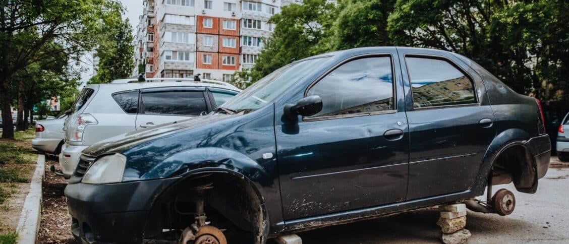 Une voiture qui s'est fait voler ses roues