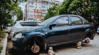 Une voiture qui s'est fait voler ses roues