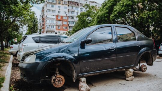 Une voiture qui s'est fait voler ses roues