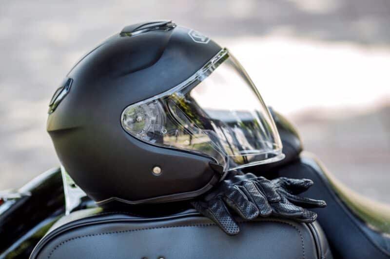le casque et les gants sont obligatoires pour rouler en moto