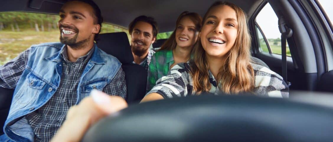 Des jeunes en voiture conduient par une jeune conductrice qui vient d'avoir son permis de conduire