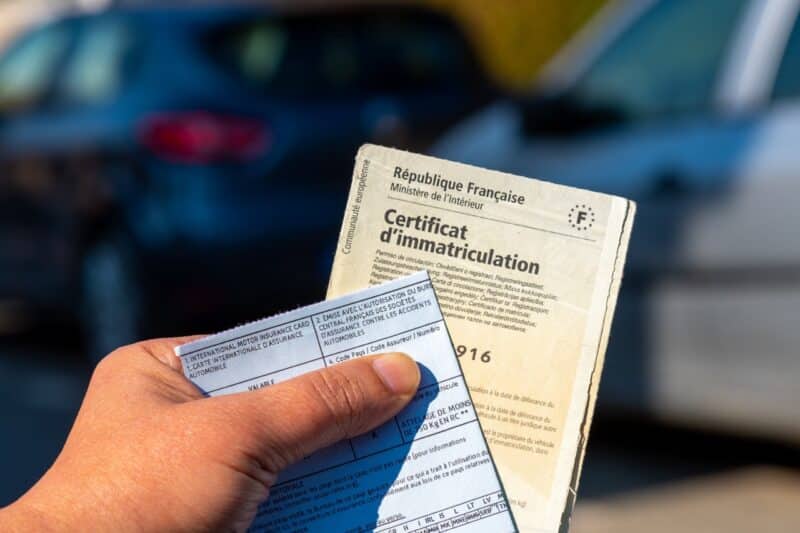 La vérification de l'assurance de la voiture avant de partie en vacance