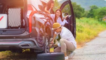 Une famille en panne en allant en vacances, en attendant la dépanneuse