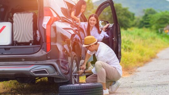 Une famille en panne en allant en vacances, en attendant la dépanneuse
