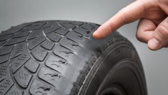 Un pneu lisse de voiture qui ne convient pas à l'assurance en cas d'accident