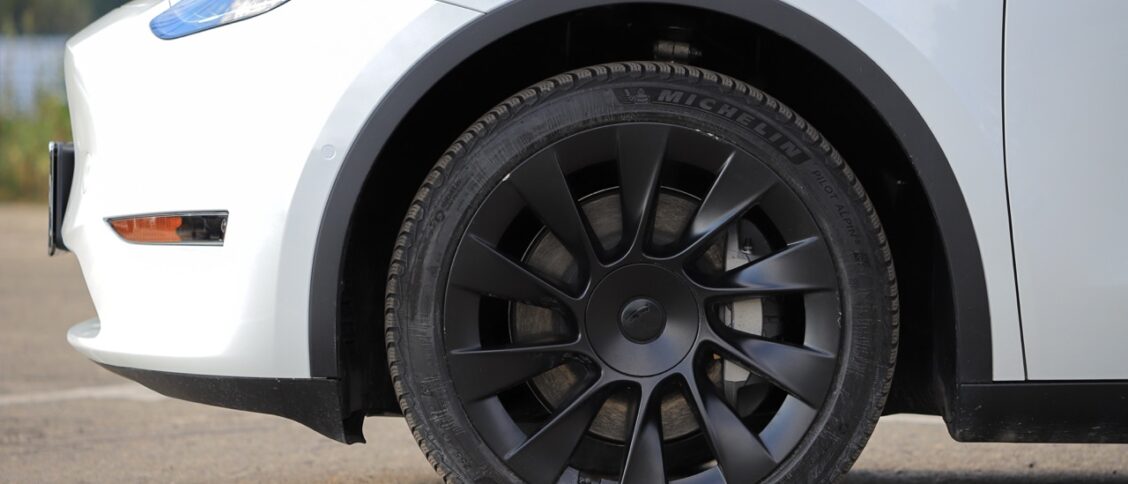 Un pneu Michelin monté sur une Tesla model X