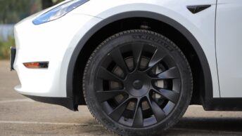 Un pneu Michelin monté sur une Tesla model X