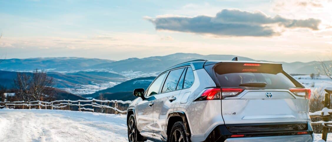 Une voiture sur les hauteurs enneigées alors que la date du changement de pneus hiver n'est pas encore arrivée