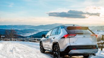 Une voiture sur les hauteurs enneigées alors que la date du changement de pneus hiver n'est pas encore arrivée