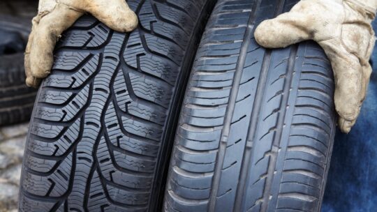 Un pneu hiver à gauche et un pneu été à droite, où l'on peut voir les différences au niveau des sculptures