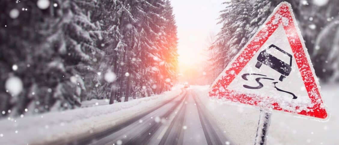 Une route glissante en hiver