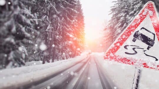 Une route glissante en hiver