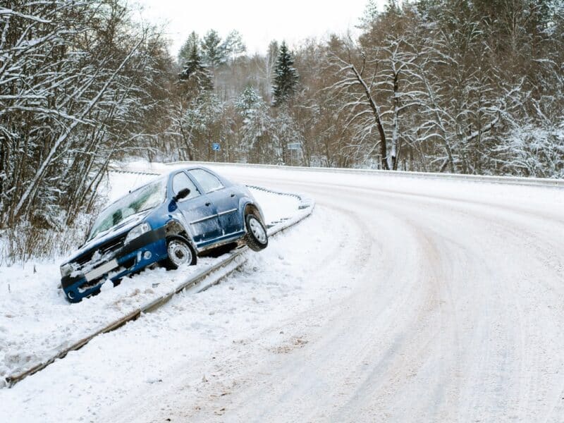 Une voiture accidentée dans le fossé après une sortie de route à cause de la neige