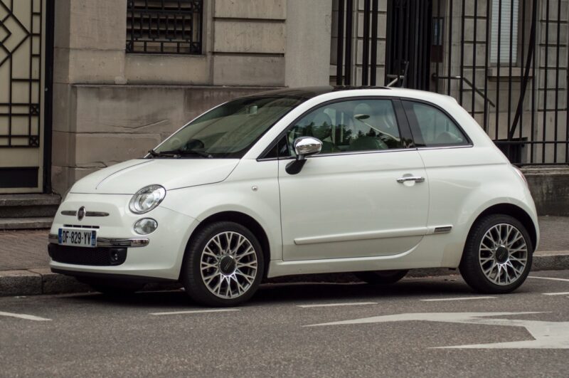 Une Fiat 500 avec des pneus à entretenir