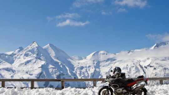 Une moto dans les montagnes enneigées