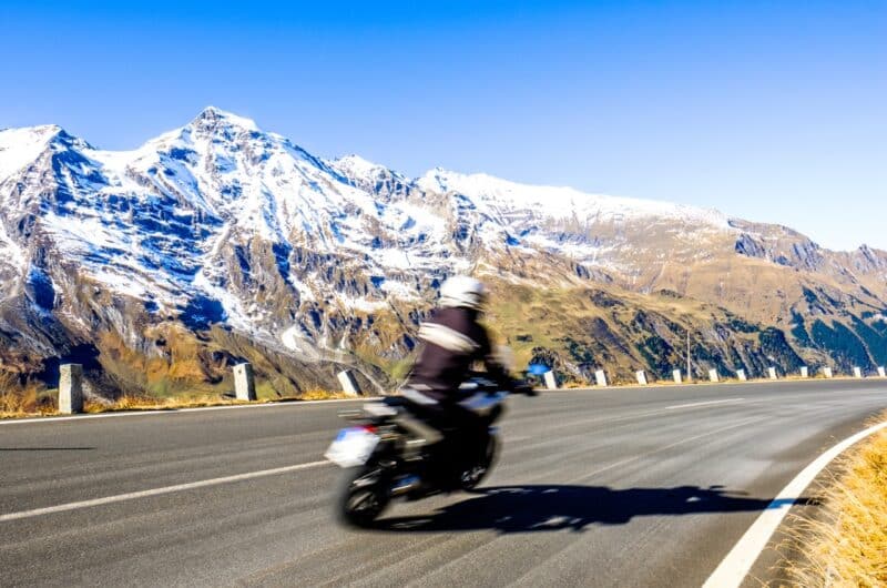 Une moto qui roule sur les routes froide