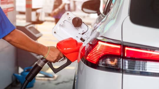 Voiture en train de faire le plein