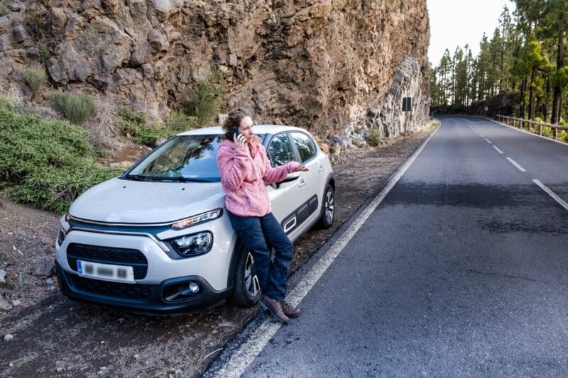 Une femme qui vient de comprendre que son assurance la couvre mal pour sa voiture
