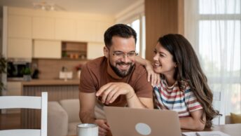 Un couple dans leur salon en train de recherche une nouvelle assurance pour leur voiture