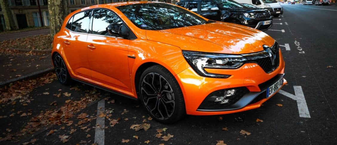 Une Renault Clio garé en ville