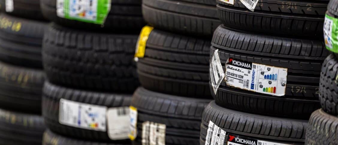 Un stock de pneus neufs en vente