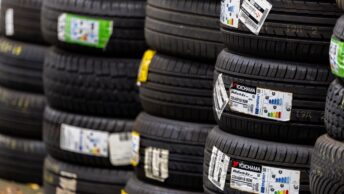 Un stock de pneus neufs en vente