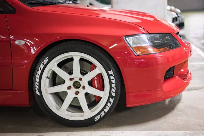 Un pneu Toyo monté sur une voiture japonaise