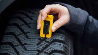Contrôle de l'usure d'un pneu avant de prendre la route
