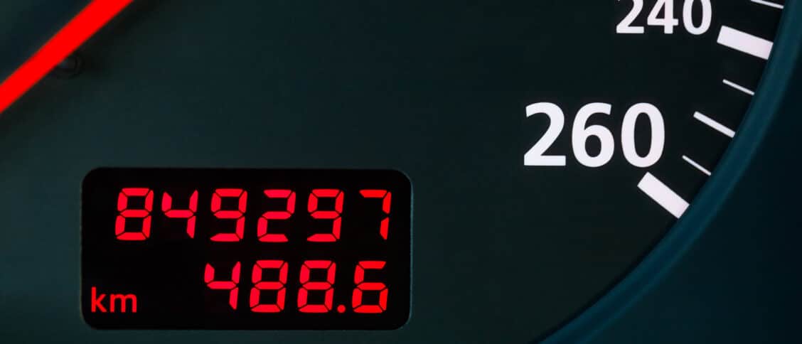 Compteur numérique d'une voiture affichant 849 297 km, un kilométrage très élevé au tableau de bord