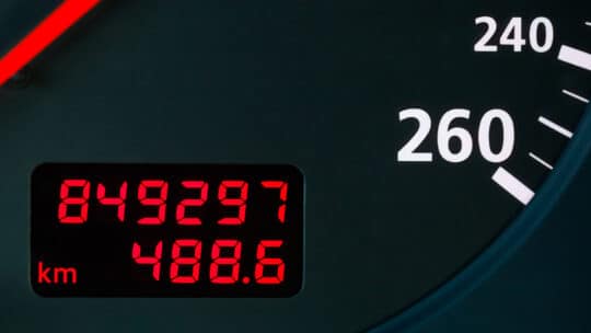 Compteur numérique d'une voiture affichant 849 297 km, un kilométrage très élevé au tableau de bord