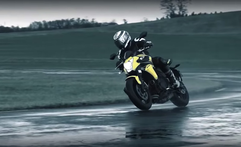 Le test du pneu moto Michelin Pilot Road 4, sur route mouillée et freinage d'urgence